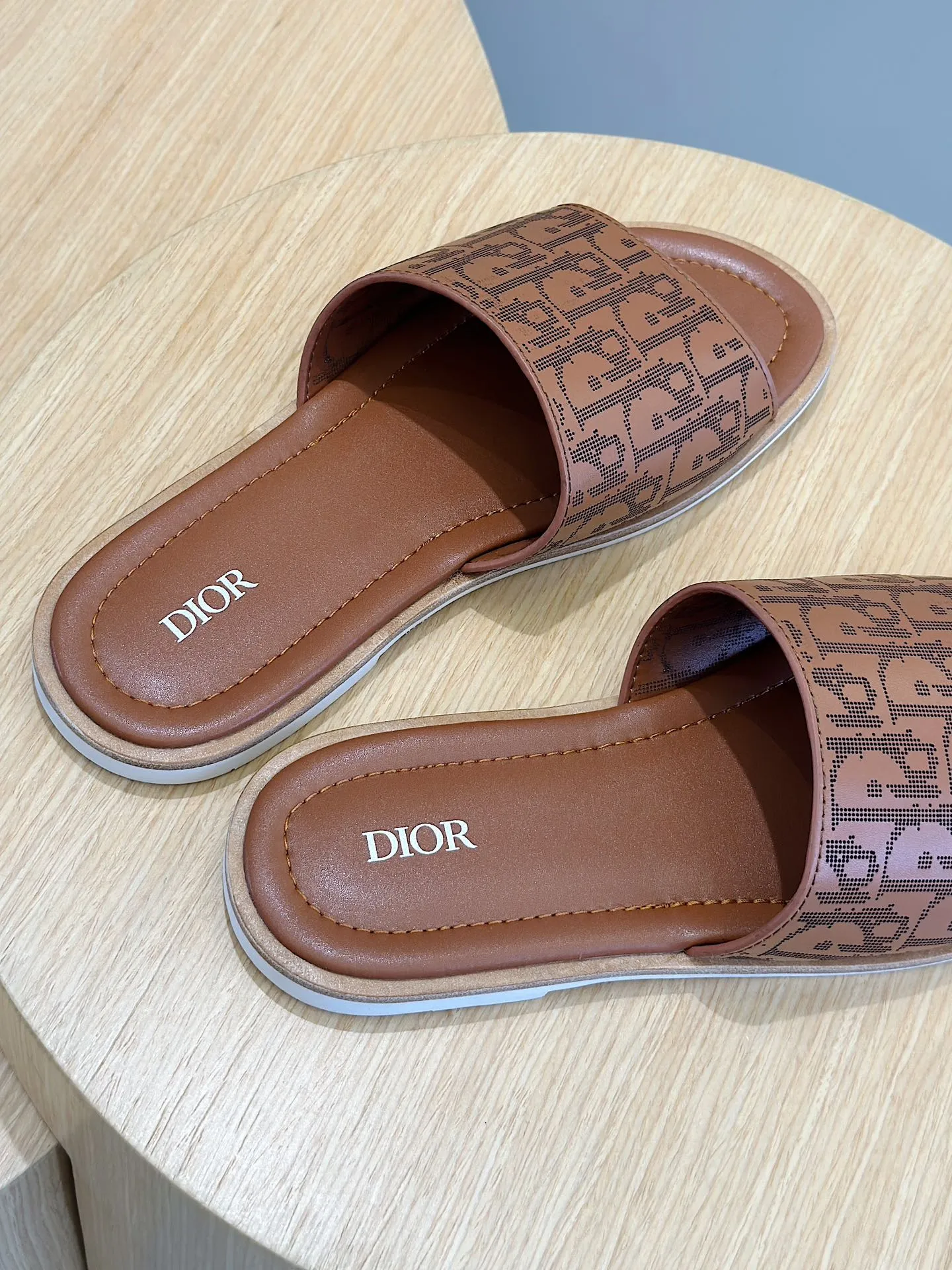 P320 Dior Alias ​​Men's Genuine Leather Slippers This Alias ​​sandal is new for summer, showing casual and elegant style. Carefully crafted from grained cow leather and Oblique printed fabric, with cowhide lining! Cross strap design. The imported cowhide leather and rubber sole adds sophistication and comfort, while Oblique print-effect anti-slip panels add style. Size: 39-44 (customized at 38.45)